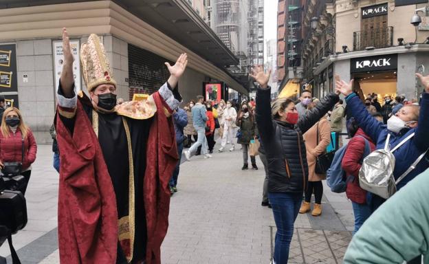 Galería. La cola de Doña Manolita, revolucionada con Juan.