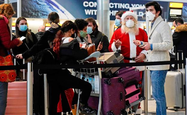 Las colas se hicieron notar este lunes en el aeropuerto de Heathrow, donde numerosos pasajeros (incluso uno vestido de Papa Noel) afrontaron la incertidumbre de las cancelaciones.
