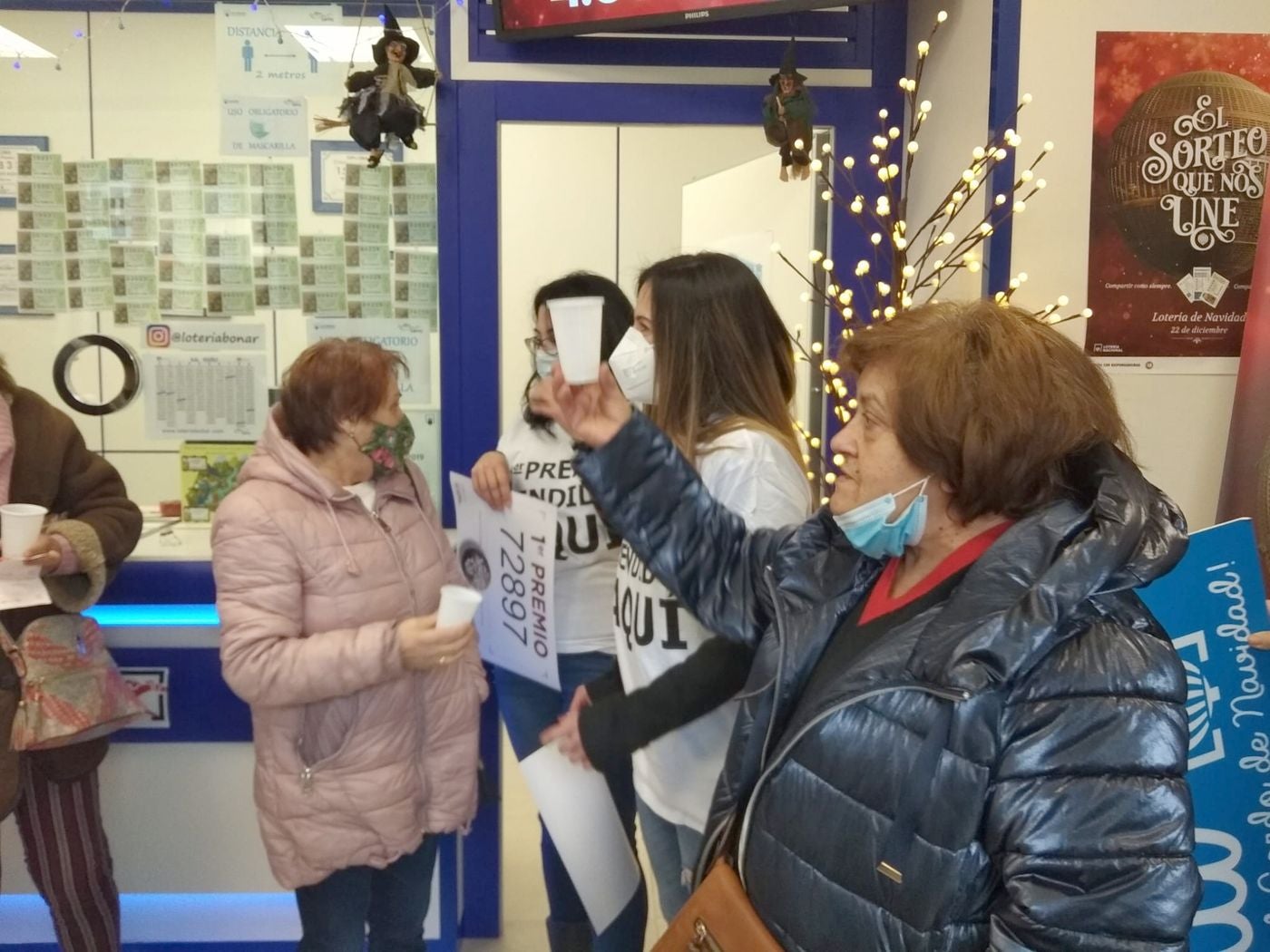 La localidad leonesa de Boñar vio hoy cómo la suerte le sonreía por tercera vez en el Sorteo de Navidad en el que ha repartido 5,6 millones de euros en 14 décimos vendidos en la Administración número 1 de este pueblo de montaña que en 2014 y en 1988 también se vio agraciado con el Gordo. 