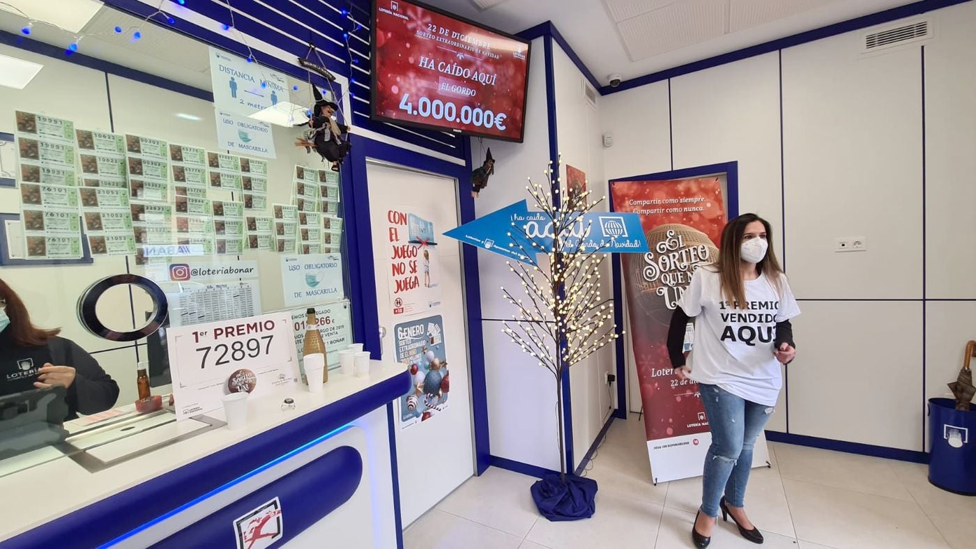 La localidad leonesa de Boñar vio hoy cómo la suerte le sonreía por tercera vez en el Sorteo de Navidad en el que ha repartido 5,6 millones de euros en 14 décimos vendidos en la Administración número 1 de este pueblo de montaña que en 2014 y en 1988 también se vio agraciado con el Gordo. 