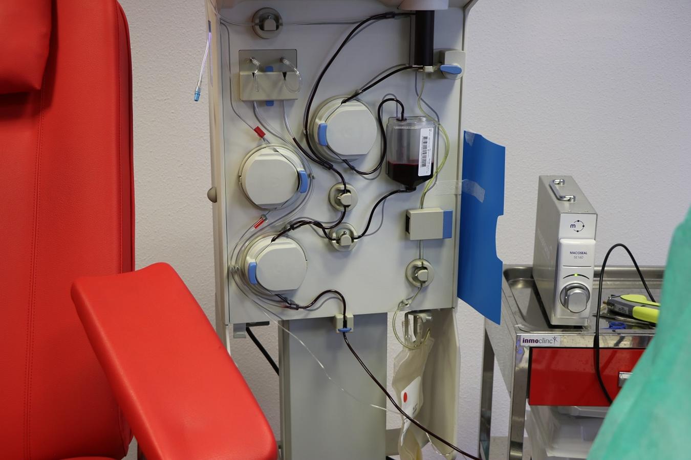 En el punto de donantes de sangre en José Aguado se encuentra una máquina para separar el plasma del resto de componentes sanguíneos.