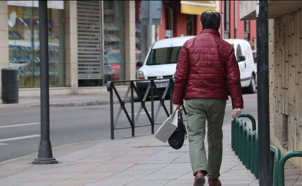 Un hombre pasea por León. 