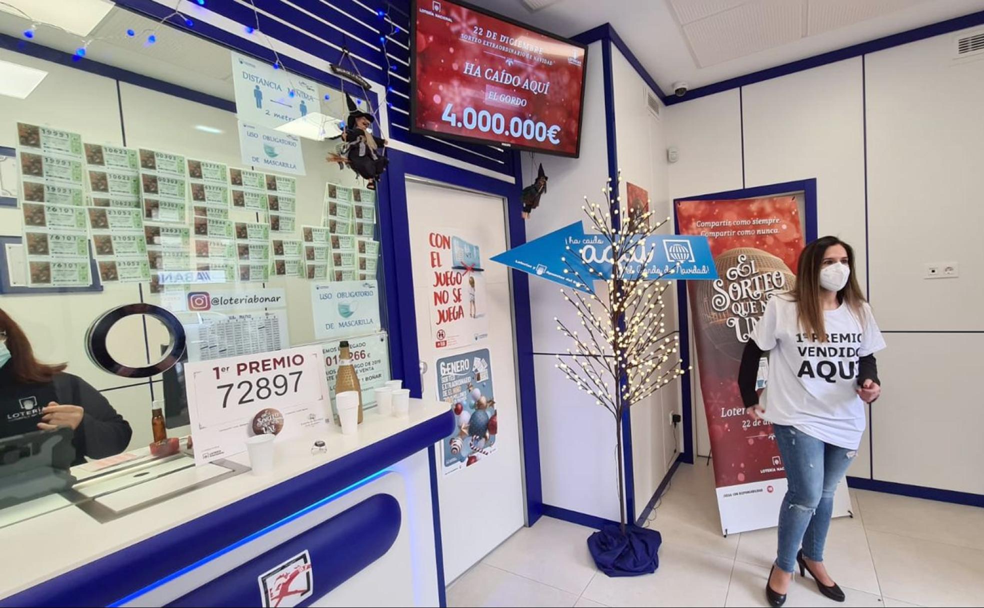 Fiesta en la administración de Boñar tras repartir El Gordo este 22 de diciembre.