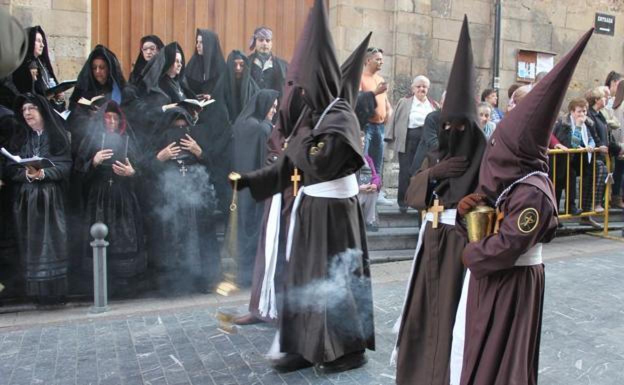 Los papones recorren las calles de León en una procesión de Martes Santo.