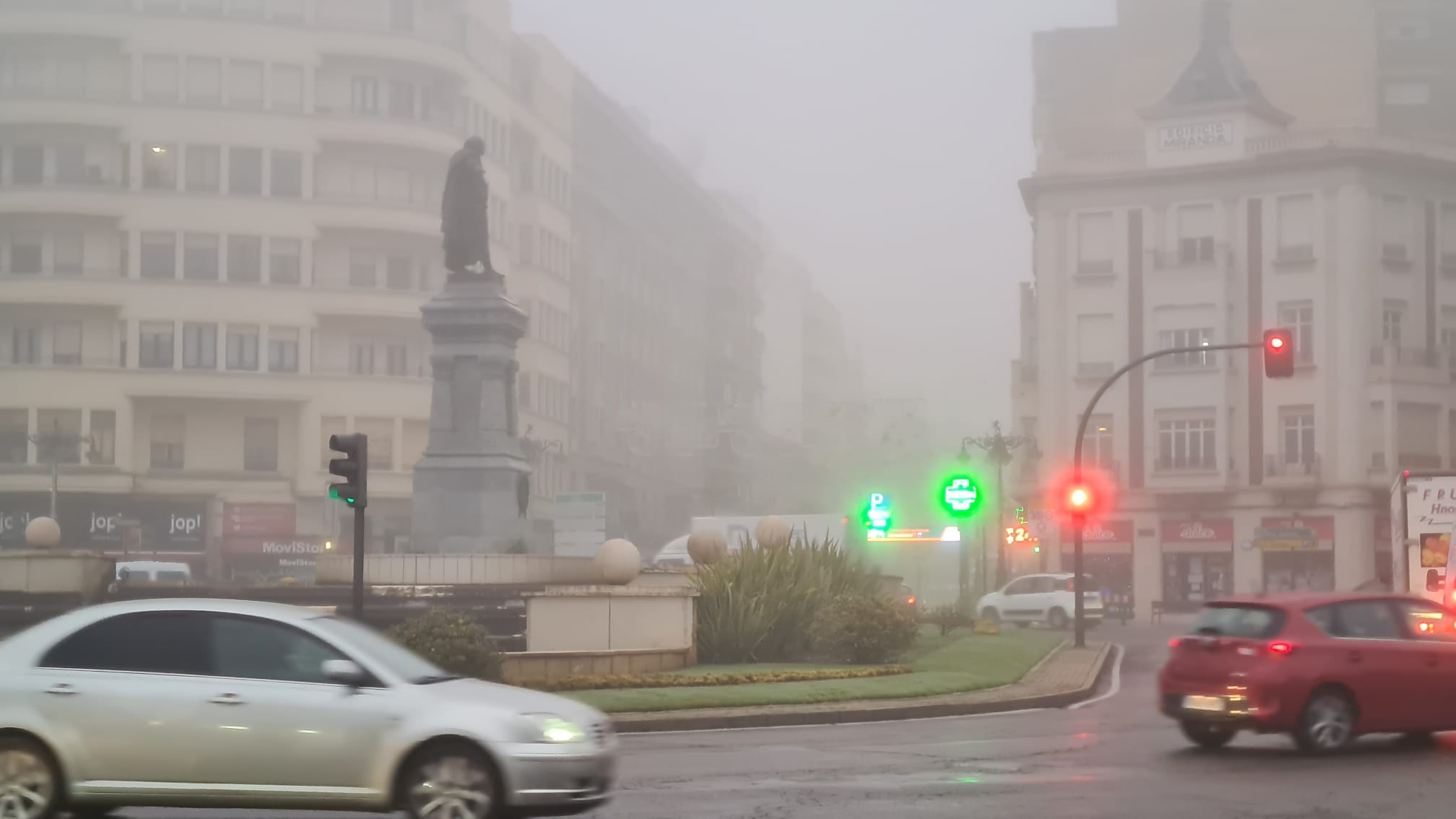 La ciudada amenece bajo un espeso manto de niebla que reduce la visibilidad en varios puntos.