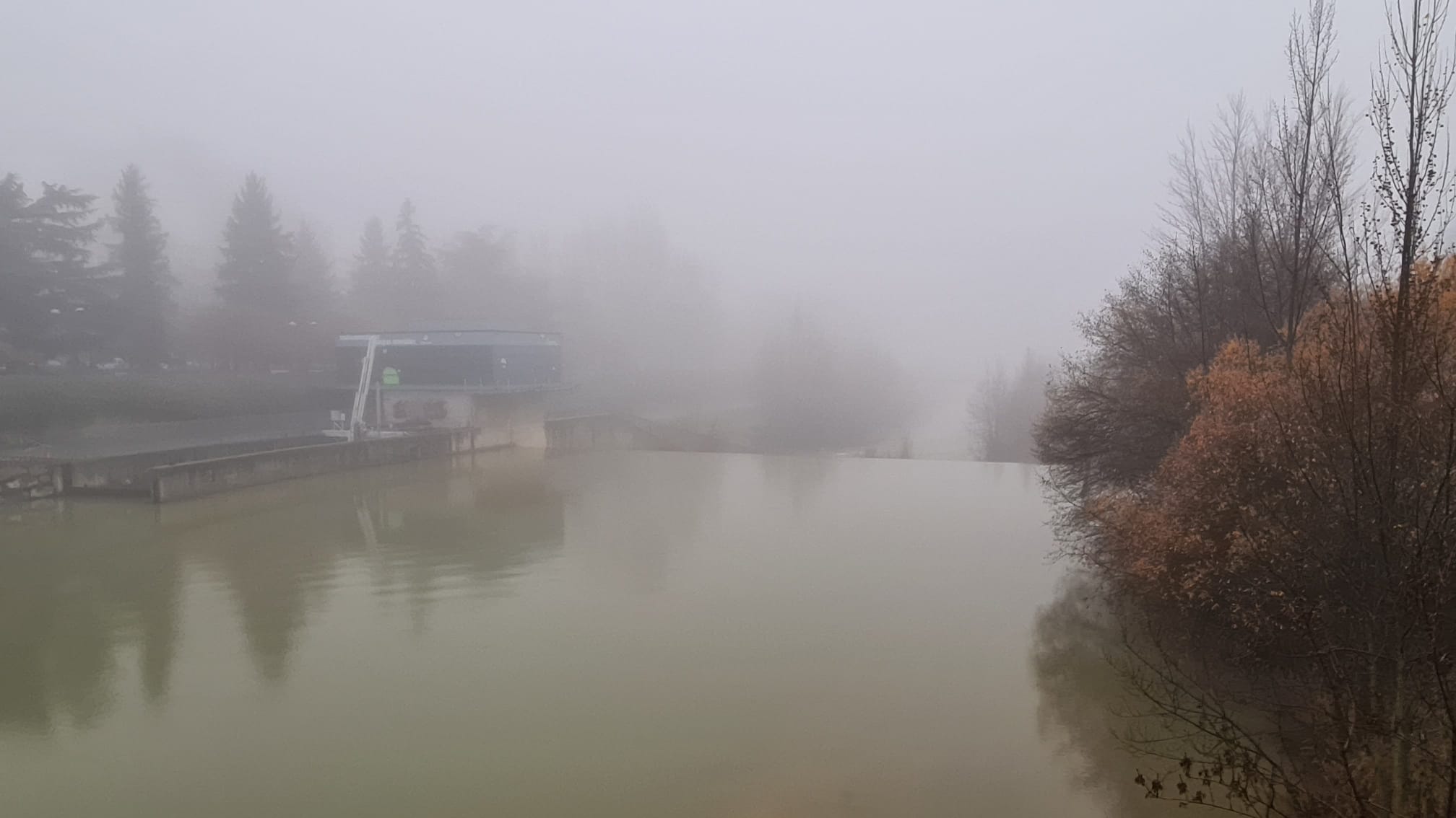 La ciudada amenece bajo un espeso manto de niebla que reduce la visibilidad en varios puntos.