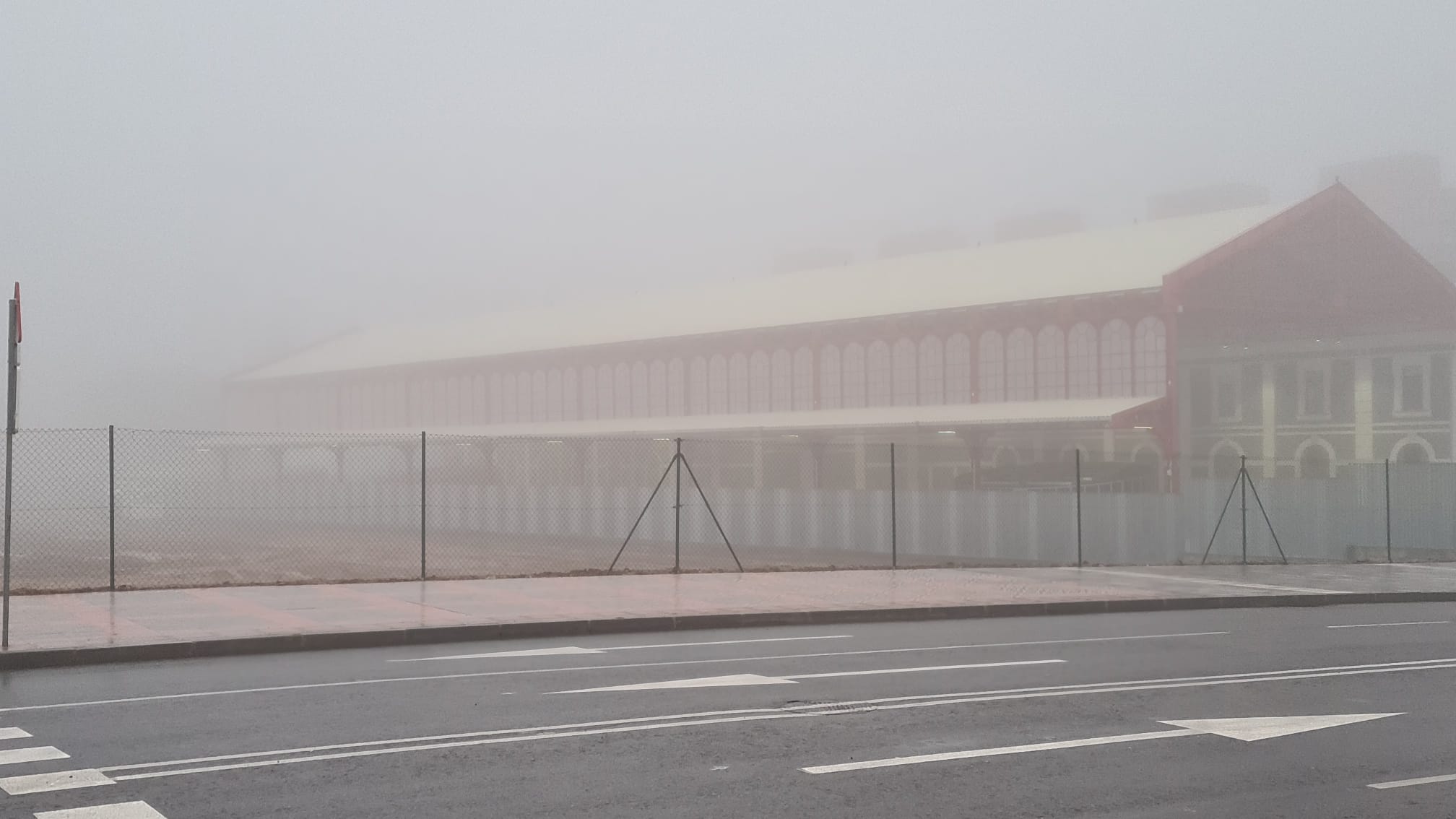 La ciudada amenece bajo un espeso manto de niebla que reduce la visibilidad en varios puntos.