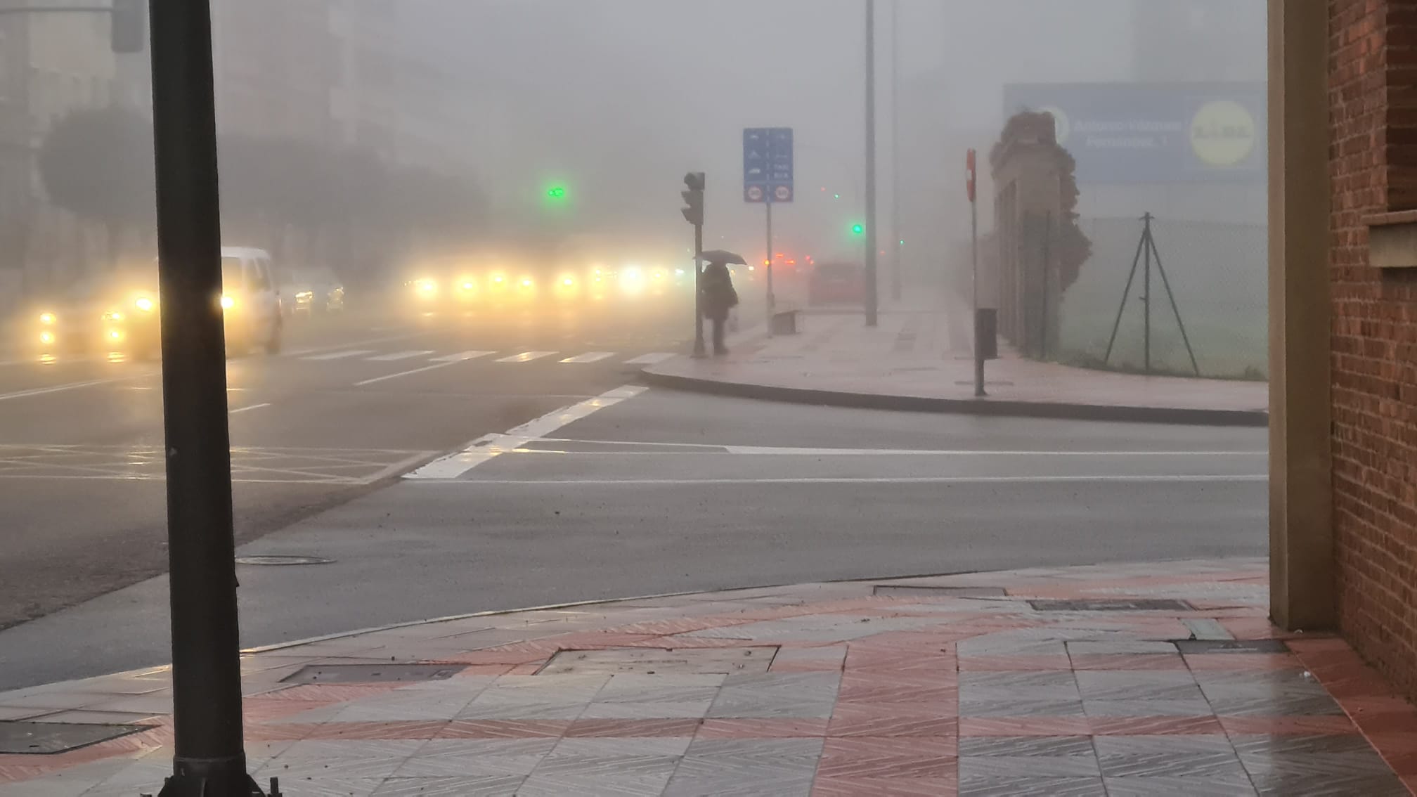 La ciudada amenece bajo un espeso manto de niebla que reduce la visibilidad en varios puntos.