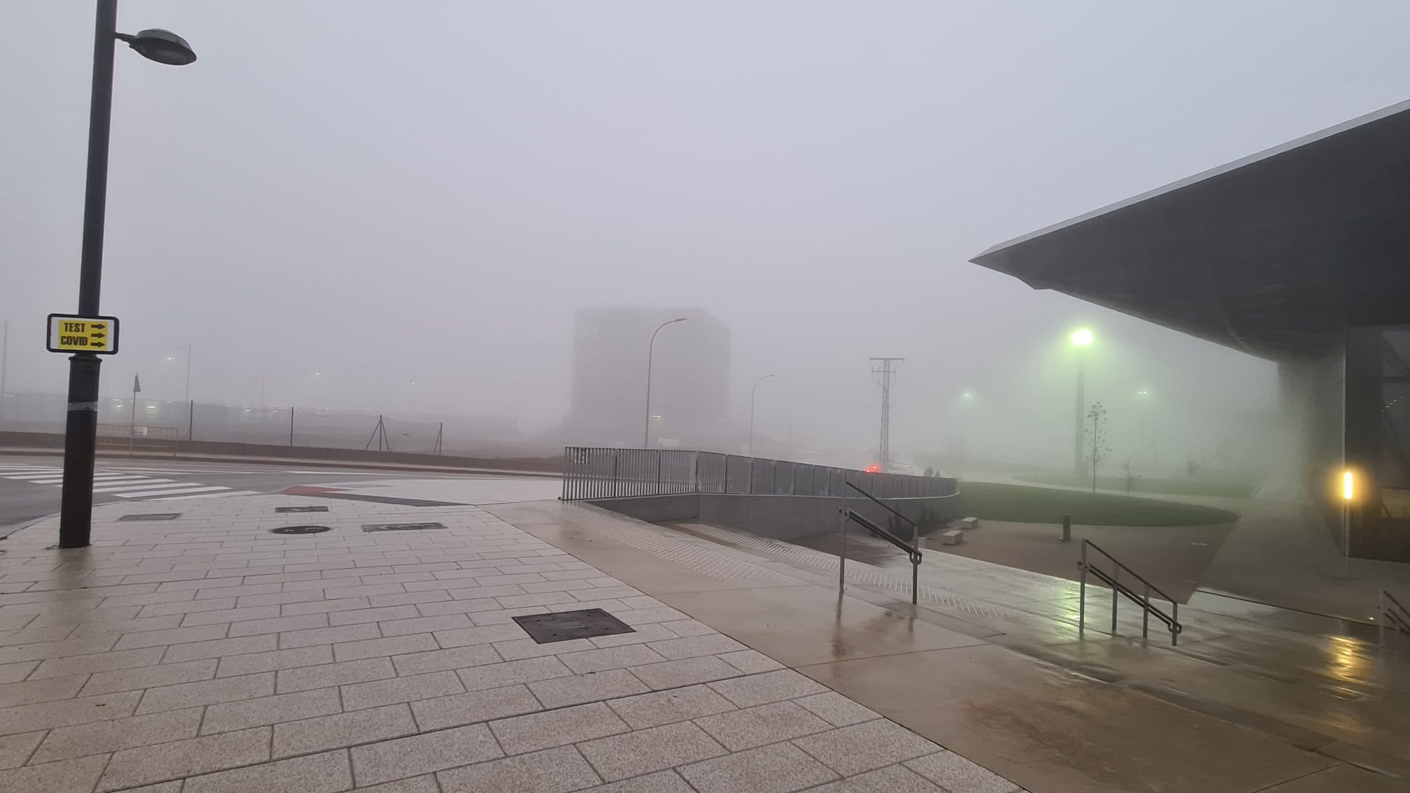 La ciudada amenece bajo un espeso manto de niebla que reduce la visibilidad en varios puntos.