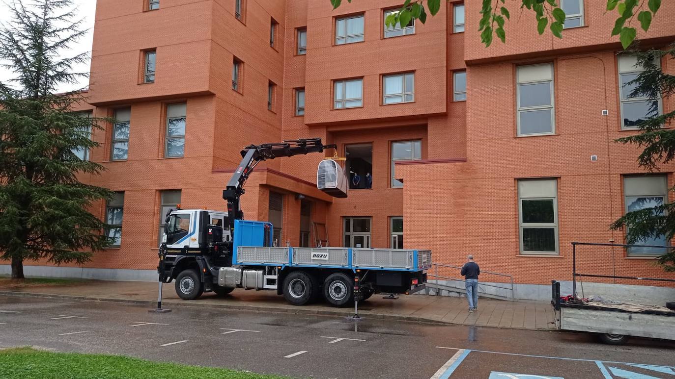 FlyBy abandona León. Tras meses de ttira y afloja entre las instituciones públicas y la escuela de vuelo, las promesas se quedaron en nada y la companía aérea voló a Burgos junto a su simulador de vuelo.