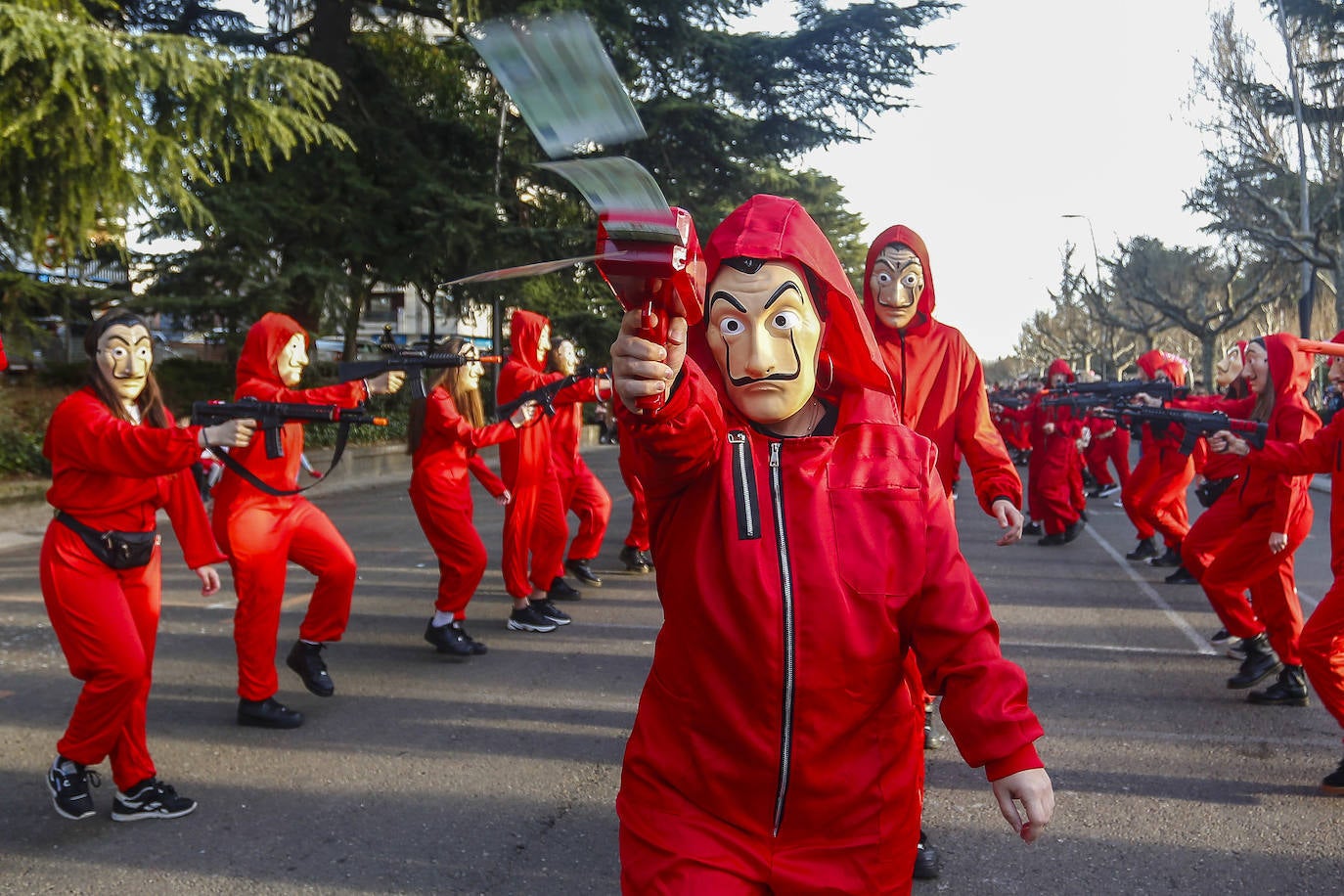 Desfiles, charangas y carrozas tomaron las calles de las diversas localidades de la provincia durante el Carnaval.