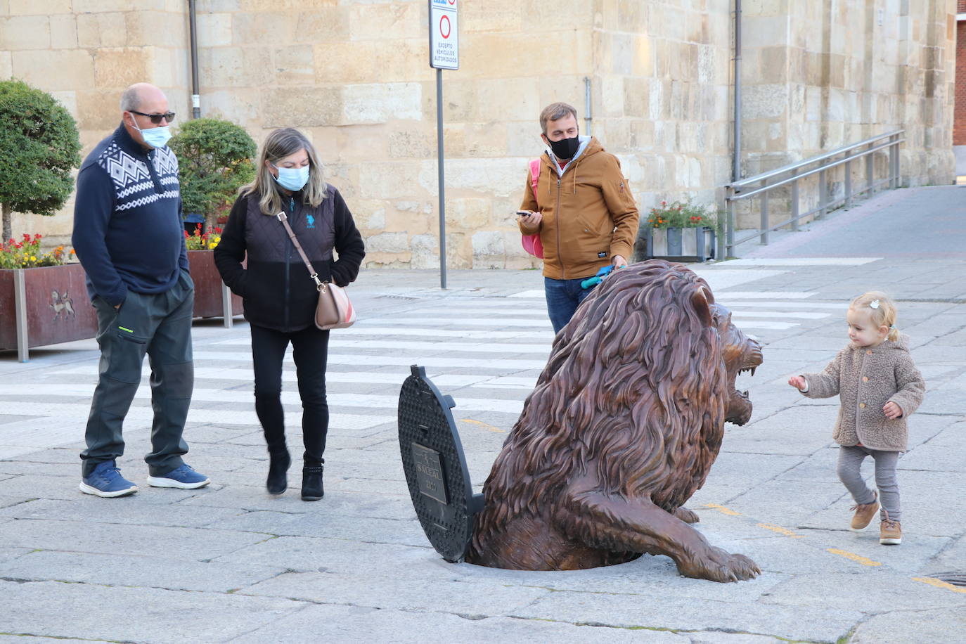 León asoma la cabeza, al menos artísticamente hablando. Una nueva escultura en la plaza de San Marcelo donada por Saleal se convirtió en objeto de atención de cientos de leoneses y un nuevo photocall.