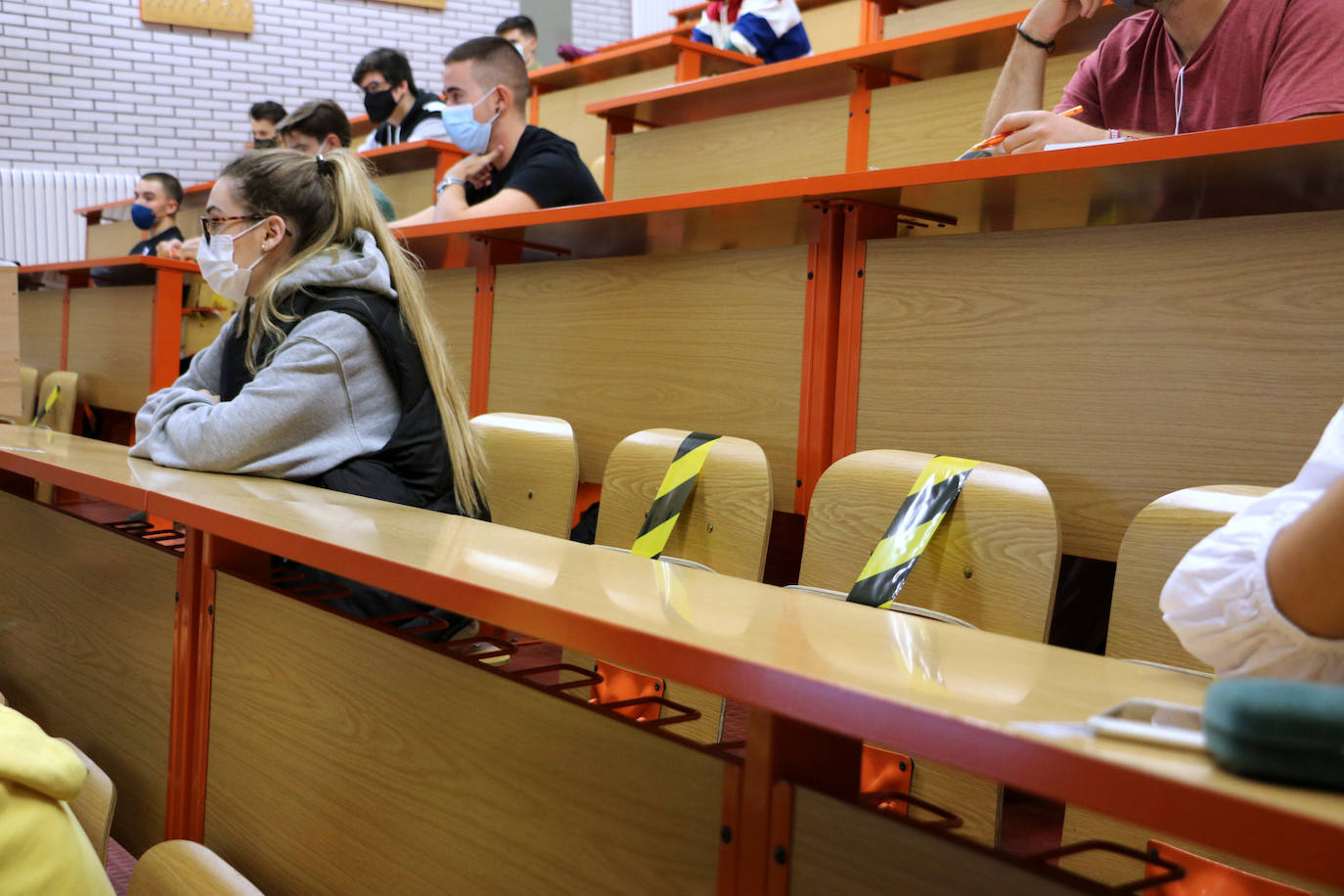 Los estudiantes de la Universidad de León retoman las clases presenciales en un nuevo curso marcado por las medidas de seguridad anticovid. Los protocolos y la responsabilidad de una gran parte de ellos se vio empañado por el comportamiento irresponsable de otros tantos. 