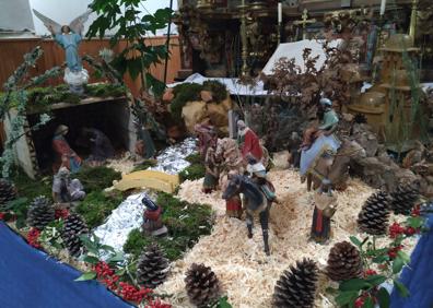 Imagen secundaria 1 - Tradicional Belén instalado en el interior de la iglesia