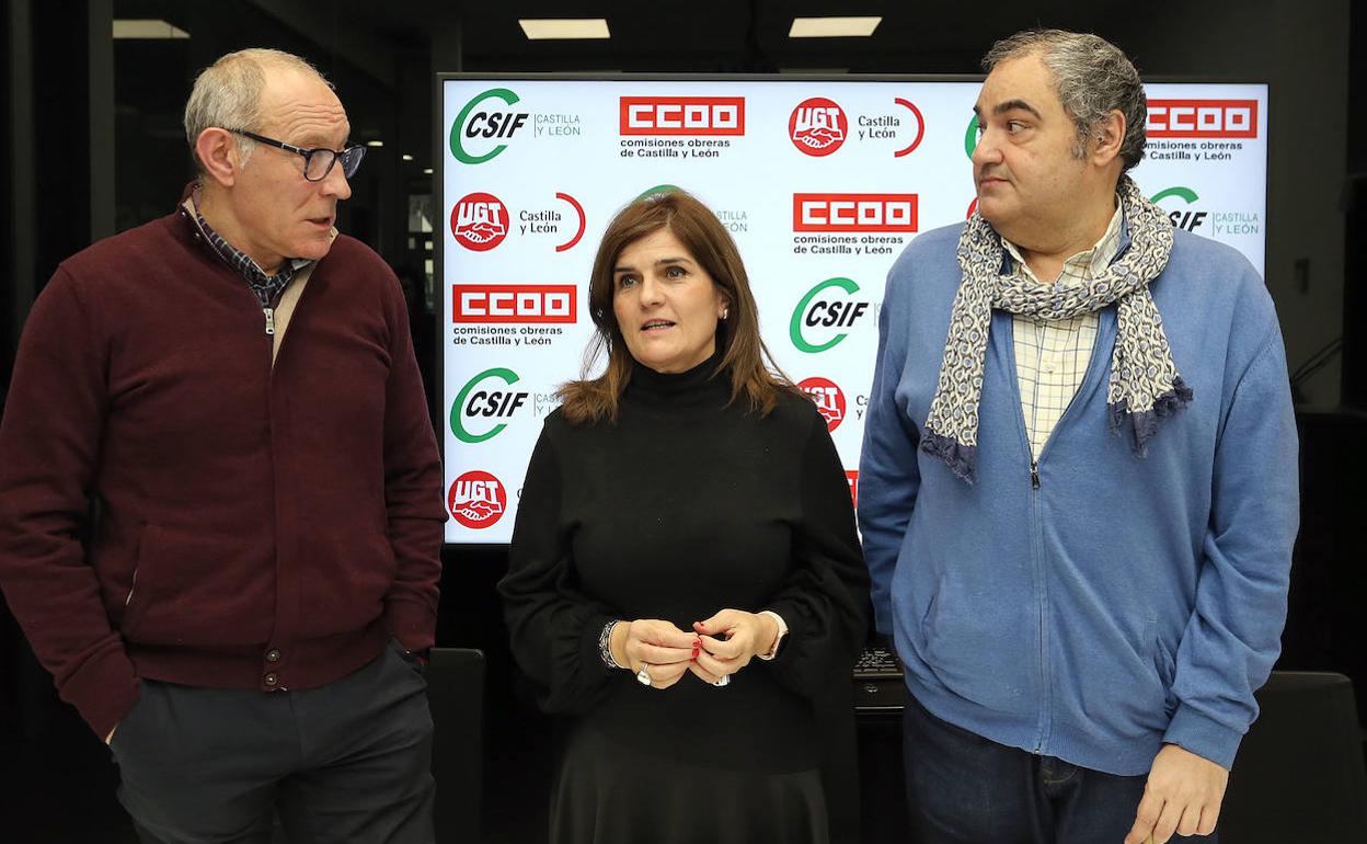 Carlos Julio López (CCOO), Raquel Fernández (CSIF) y Tomás Pérez (UGT).
