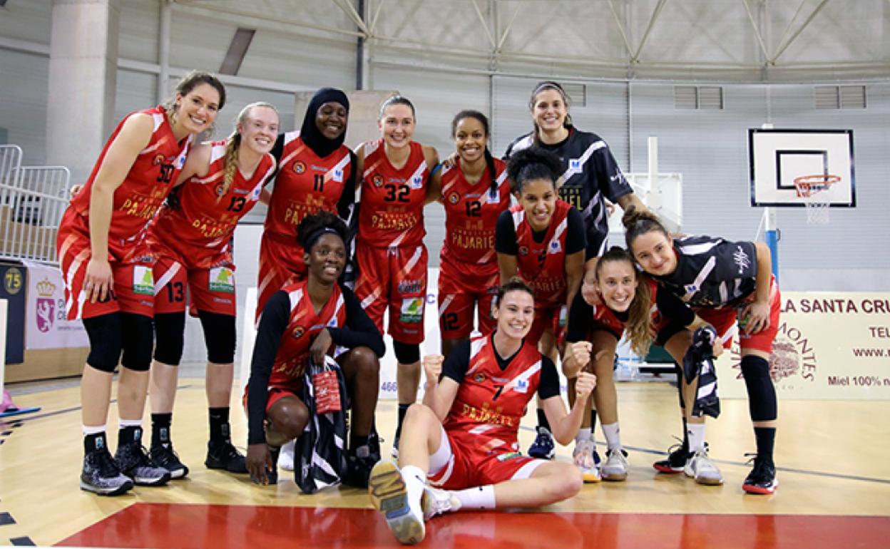 Las jugadoras del Pajariel celebran el triunfo de este martes.