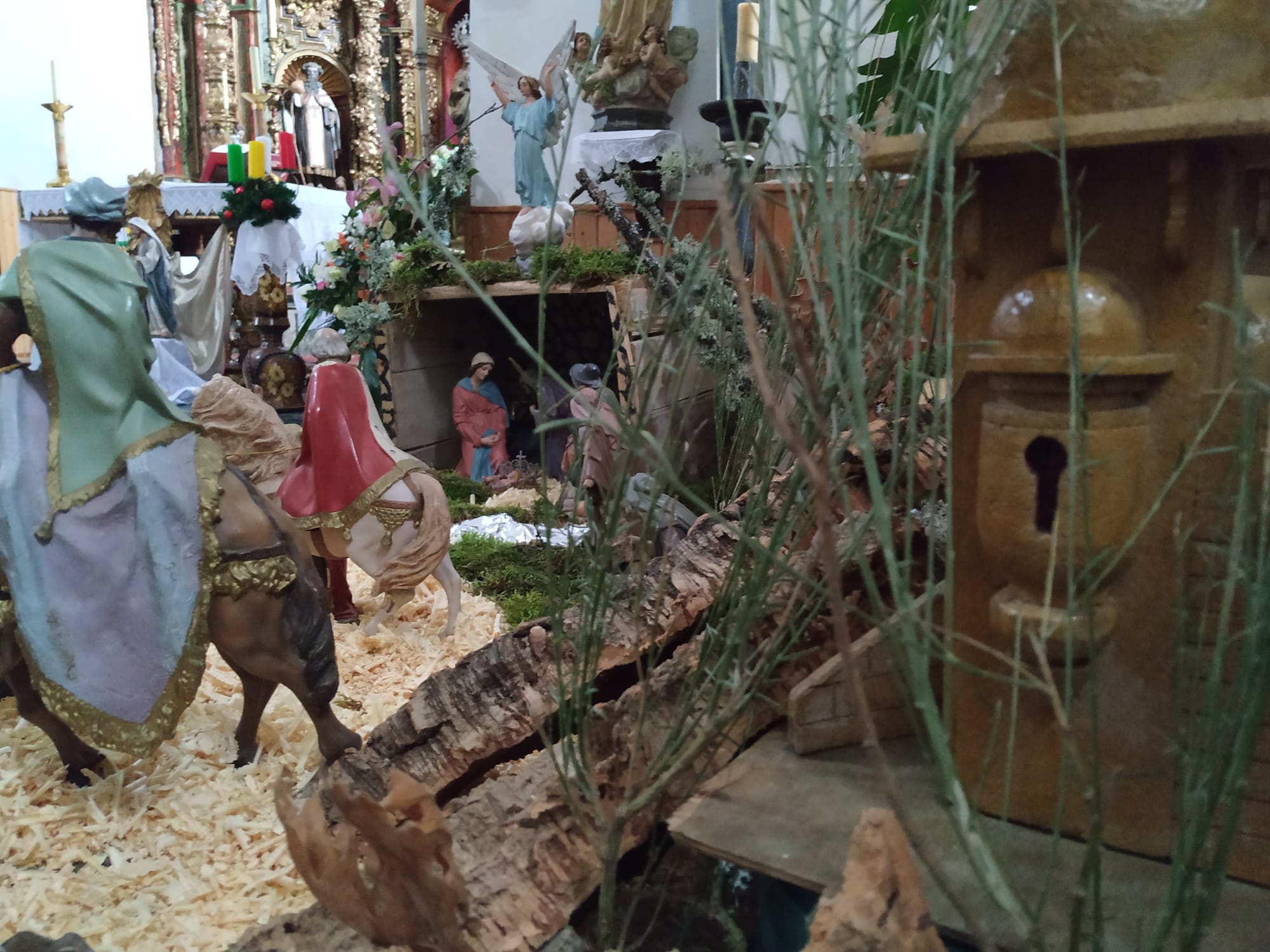 Tradicional Belén instalado en el interior de la iglesia