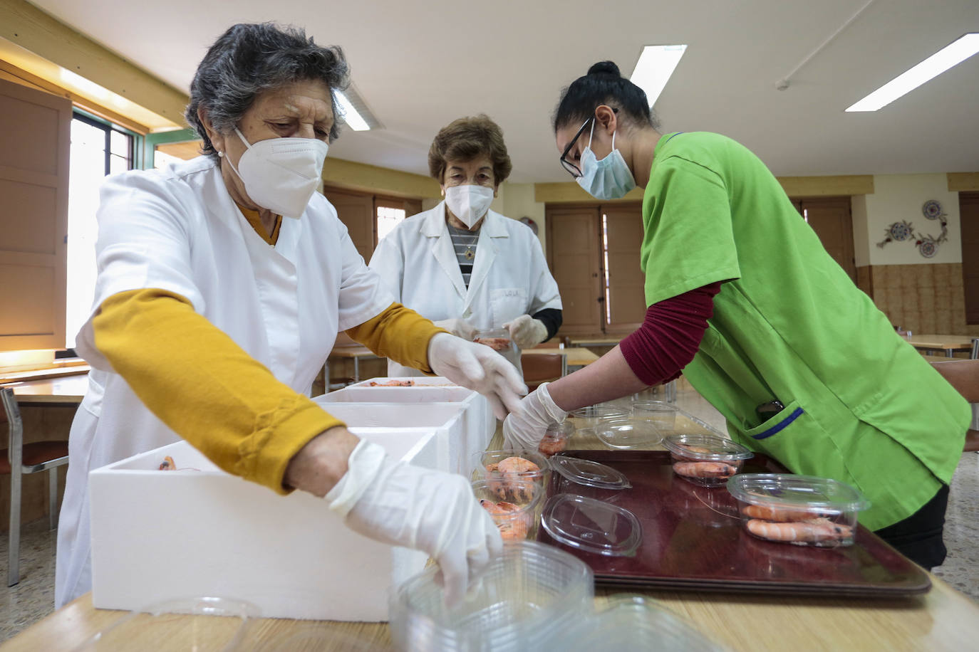 Fotos: Voluntarias de la Asociación Leonesa de Caridad preparan la cena de Nochebuena