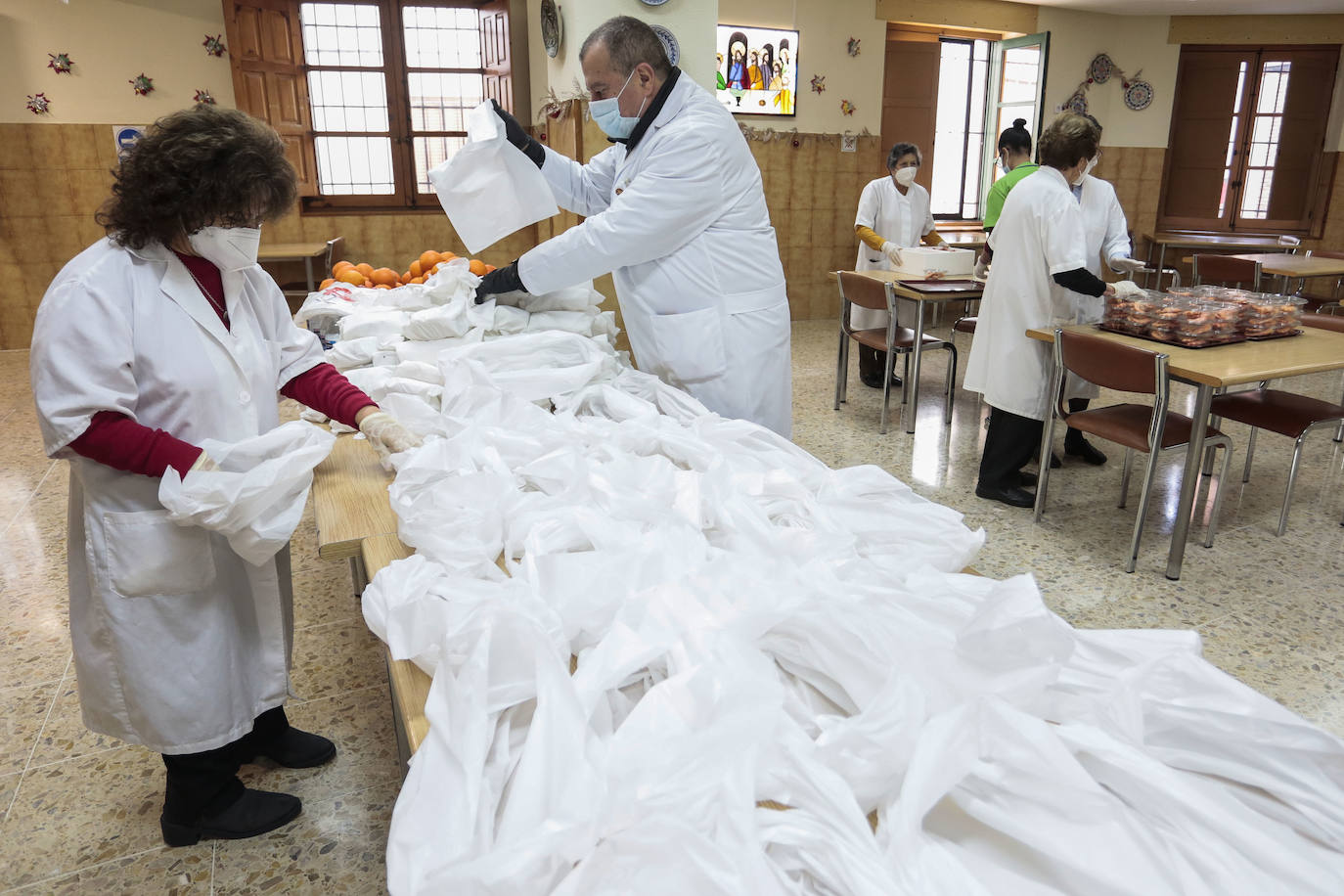 Fotos: Voluntarias de la Asociación Leonesa de Caridad preparan la cena de Nochebuena