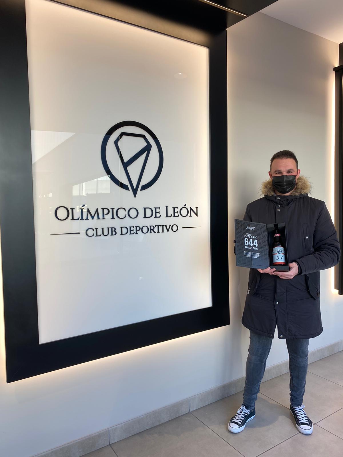 Fotos: Calzado y el reconocimiento en forma de cerveza por recibir un gol de Messi