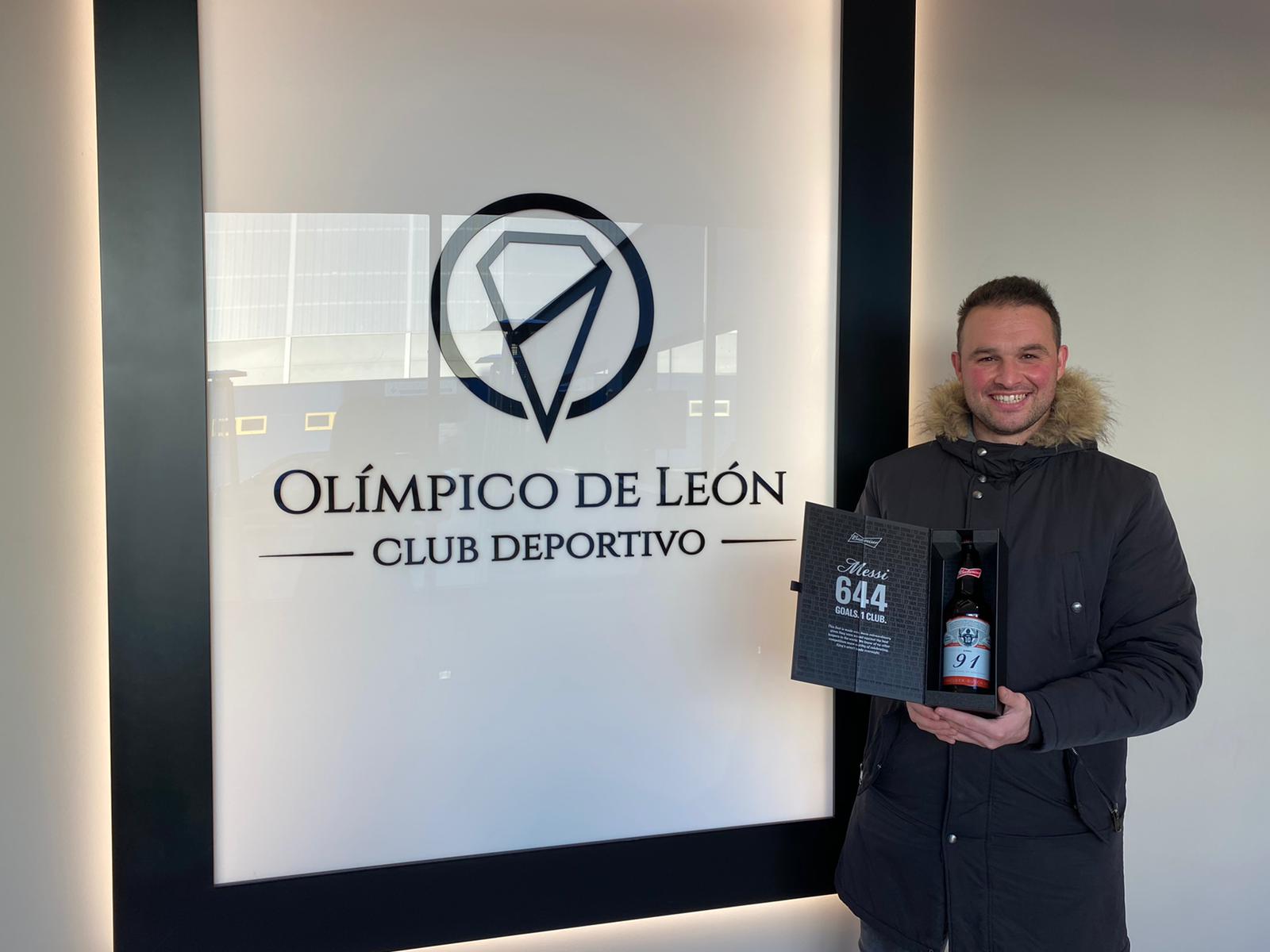 Fotos: Calzado y el reconocimiento en forma de cerveza por recibir un gol de Messi