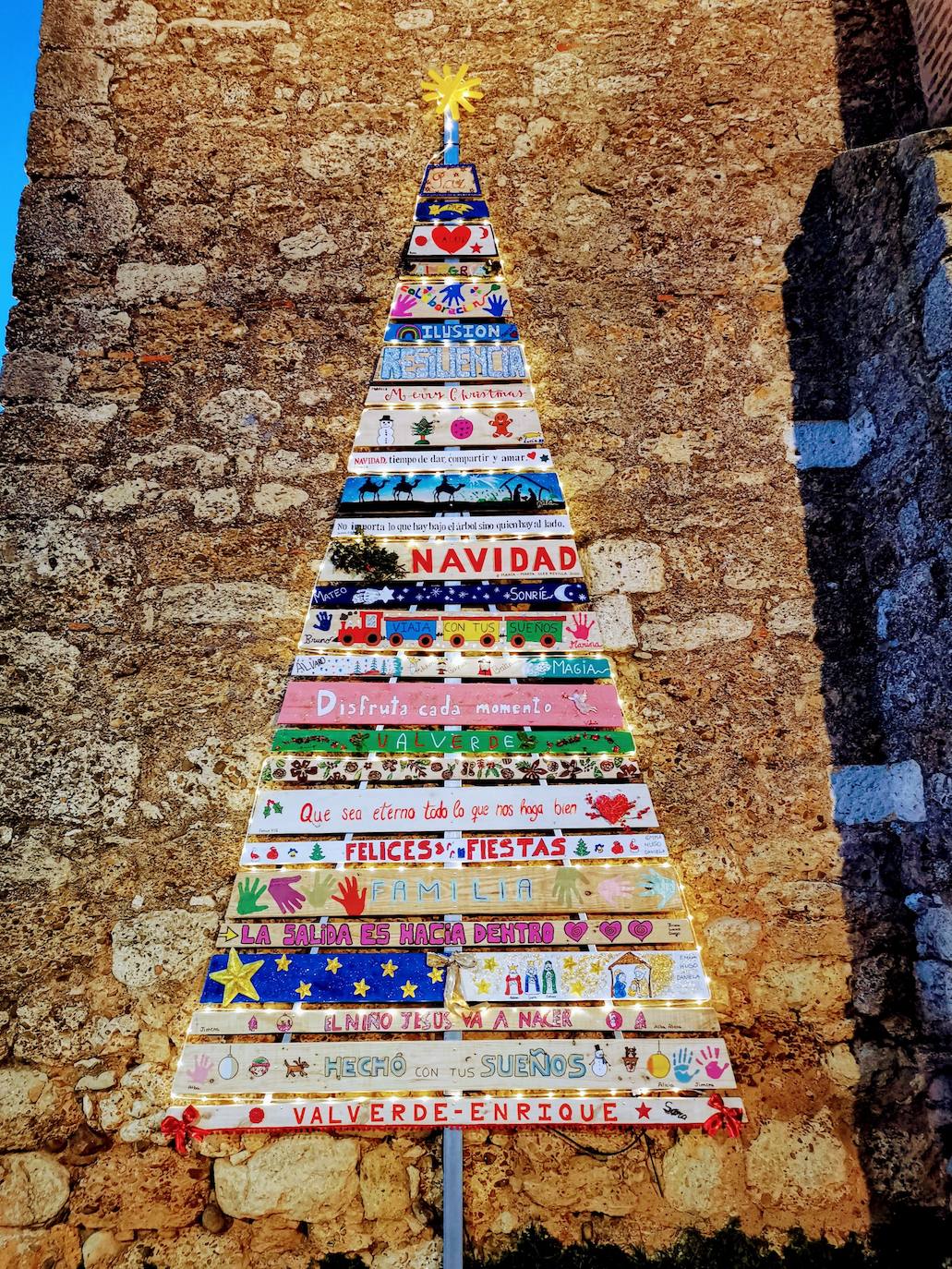 Fotos: El peculiar árbol de Navidad de Valverde Enrique