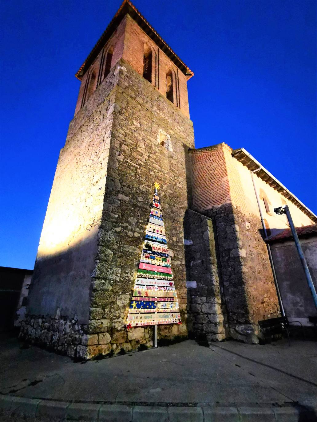 Fotos: El peculiar árbol de Navidad de Valverde Enrique