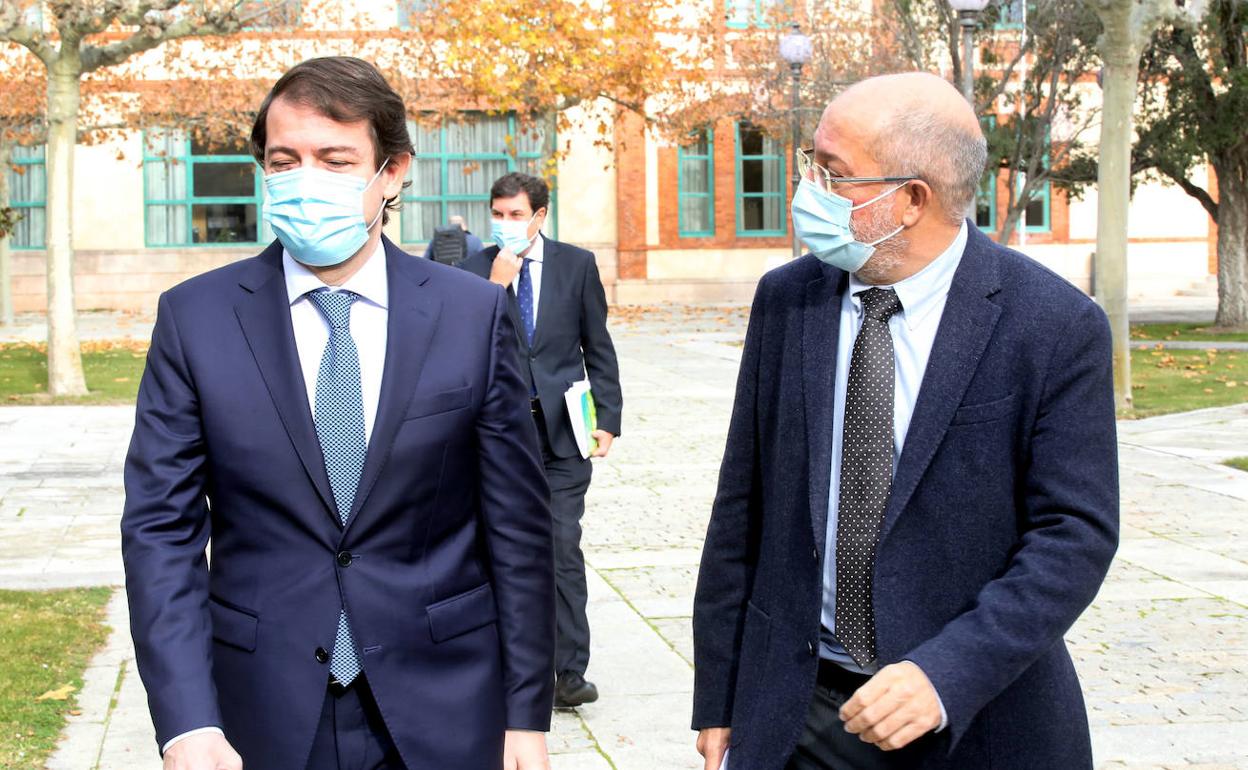 El presidente de la Junta de Castilla y León, Alfonso Fernández Mañueco, acompañado por el vicepresidente, portavoz y consejero de Transparencia, Ordenación del Territorio y Acción Exterior, Francisco Igea.