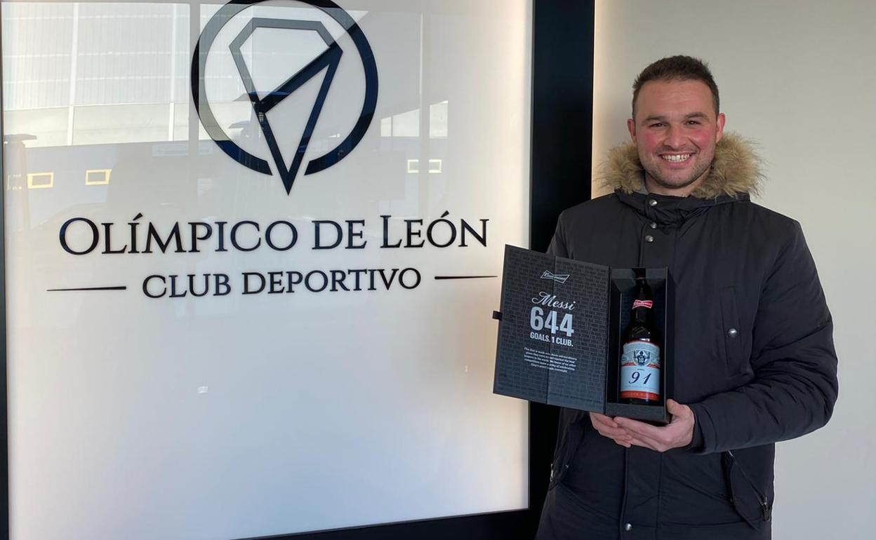 Diego Calzado posa con la cerveza entregada por Budweiser con el número 91, referente al orden en la carrera de Messi del gol anotado al meta leonés.