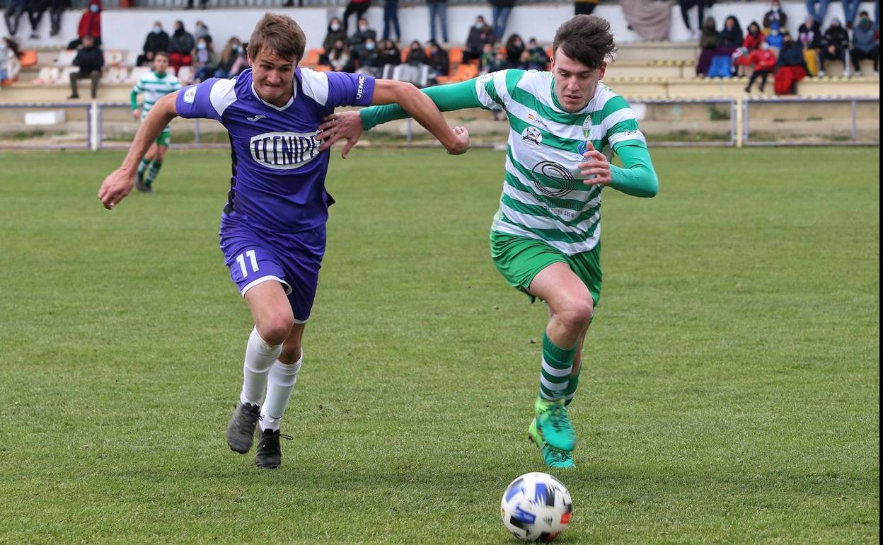 Seijo, en una disputa durante el partido ante el Becerril.