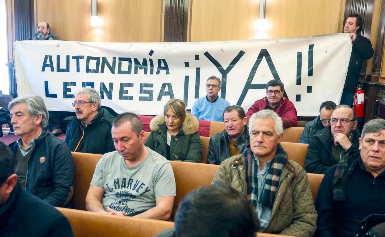 Manifestantes presentes en el pleno del Ayuntamiento de León 