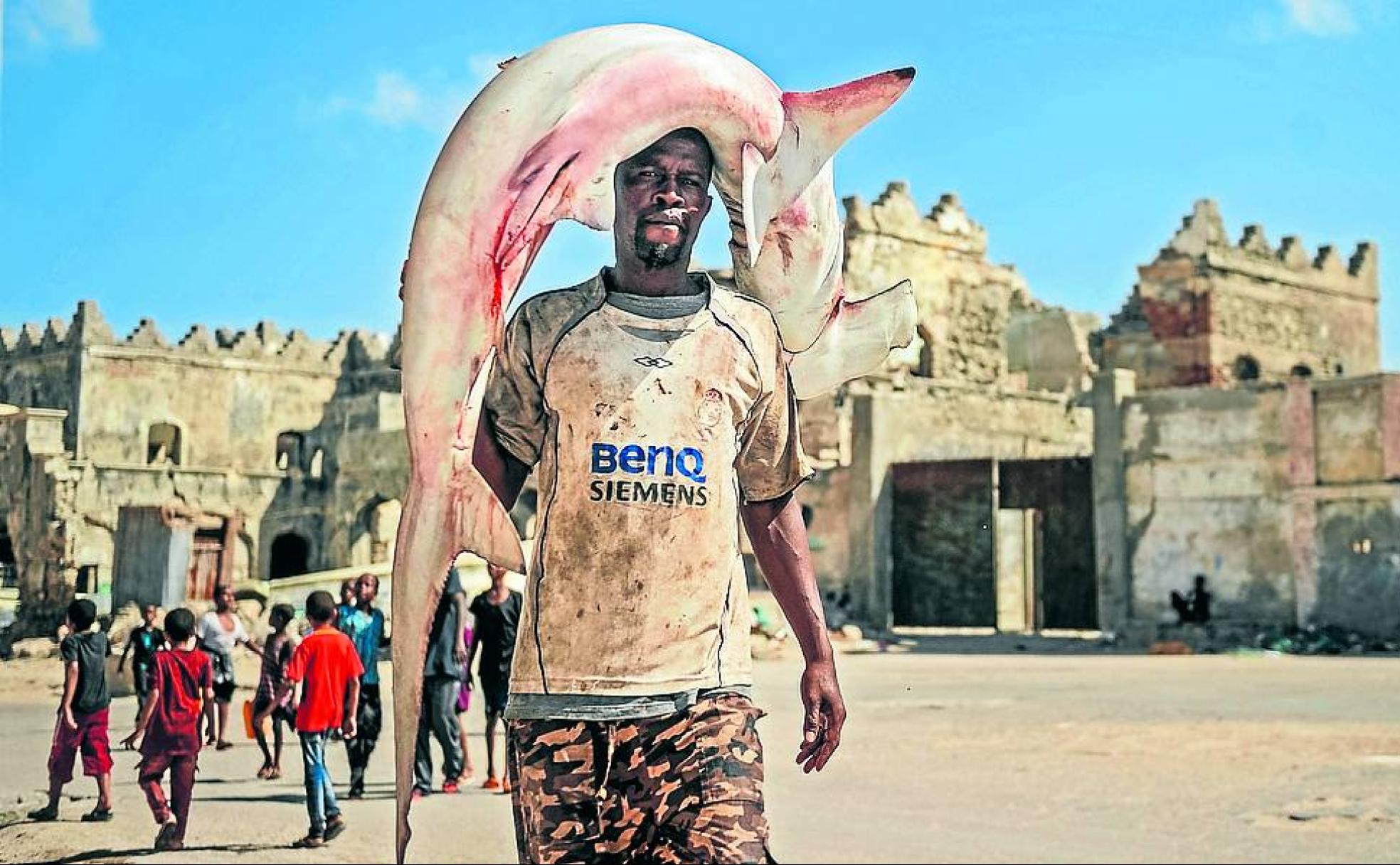 Un pescador a su llegada a puerto con la mercancía. 