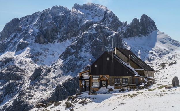 La nieve de la borrasca 'Bella' cubre el refugio del Collado Jermoso 