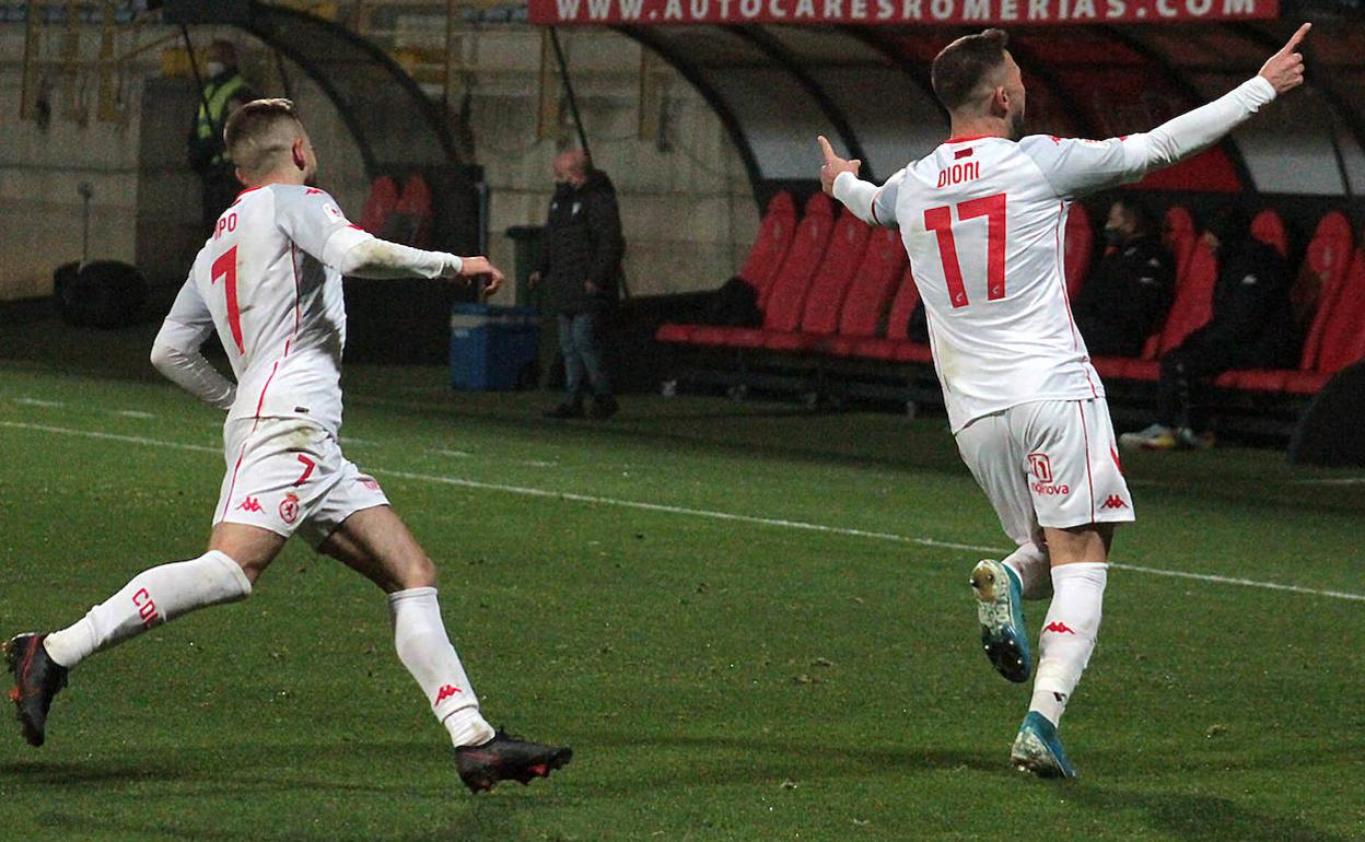 Dioni y Pipo celebran un gol de la Cultural.