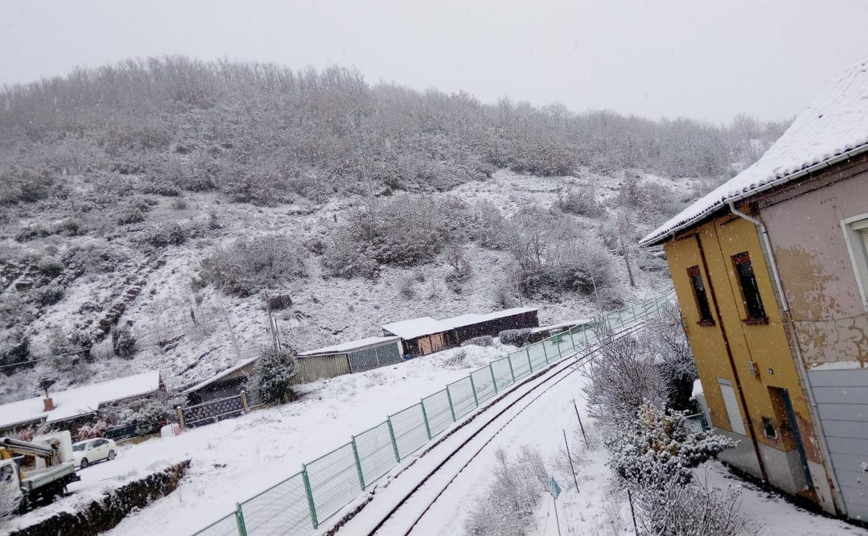 Imagen de la tormenta de nieve este lunes en Matallana, en la provincia de León.