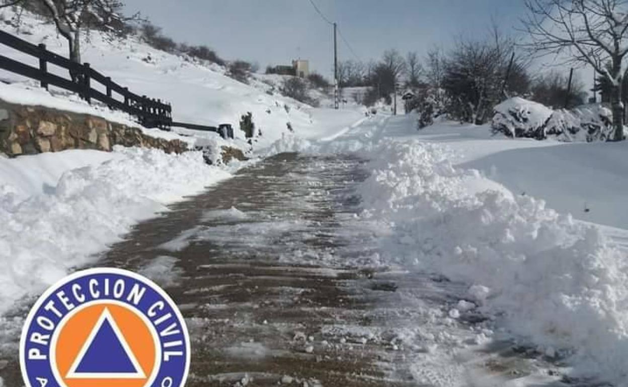 Los voluntarios de Protección Civil despejan la nieve caída los últimos días en Ferreras del Puerto.