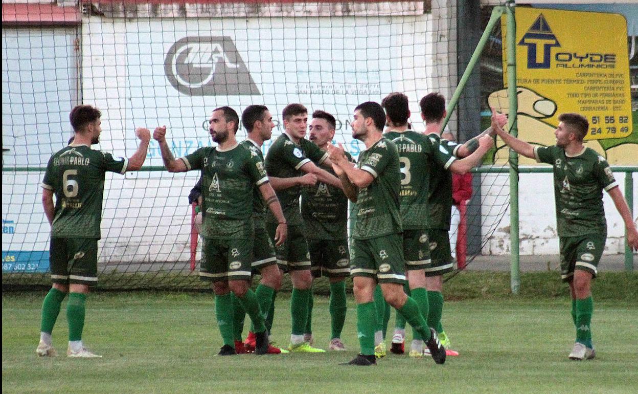 Los jugadores del Atlético Astorga celebran un gol.