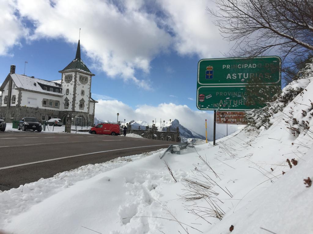 La nieve sigue siendo protagonista en la provincia de León tanto en las zonas de montaña como en la caída de la cota de nieve, lo que podría provocar la presencia del blanco elemento en la capital. 