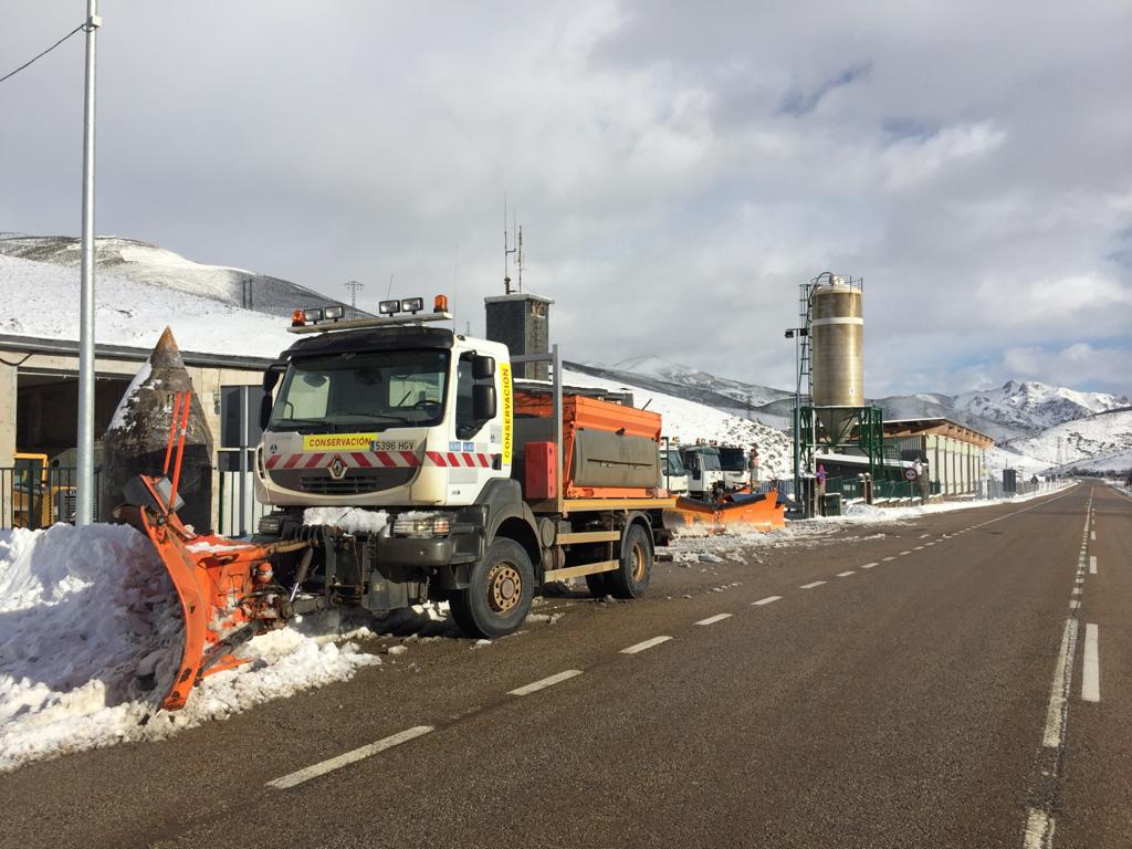 La nieve sigue siendo protagonista en la provincia de León tanto en las zonas de montaña como en la caída de la cota de nieve, lo que podría provocar la presencia del blanco elemento en la capital. 