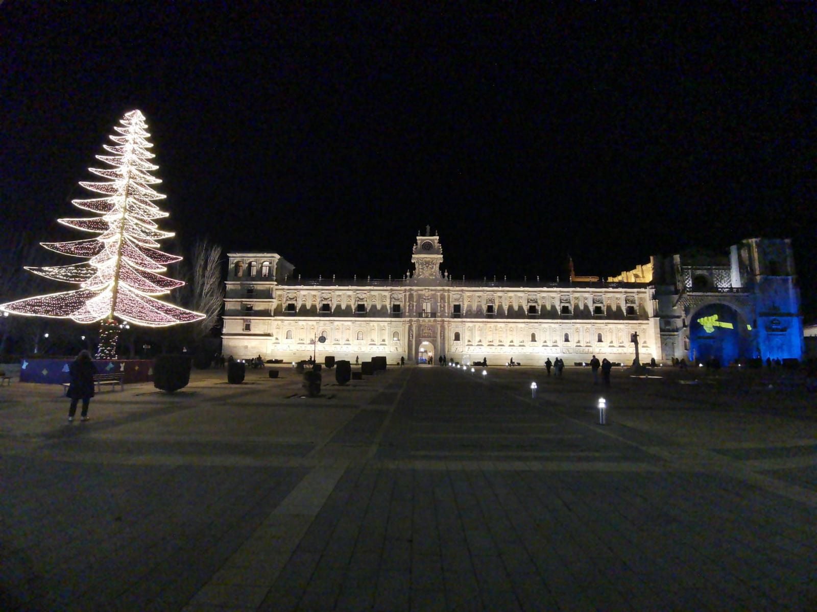 El histórico establecimiento hotelero recibe una iluminación especial detro del proyecto 'Ilumina el Camino' con el fin de poner en valor los diferentes puntos de esta singular ruta que ahora entra en el Año Santo Jacobeo 2021. 