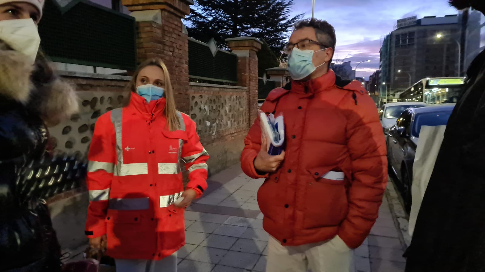 Los viales con la vacuna de Pfizer llegan a los diferentes puntos de la provincia pasadas las nueve de la mañana | En León capital los 150 residentes y los 50 trabajadores de la residencia San José se convierten en la primera línea en recibir la dosis. 