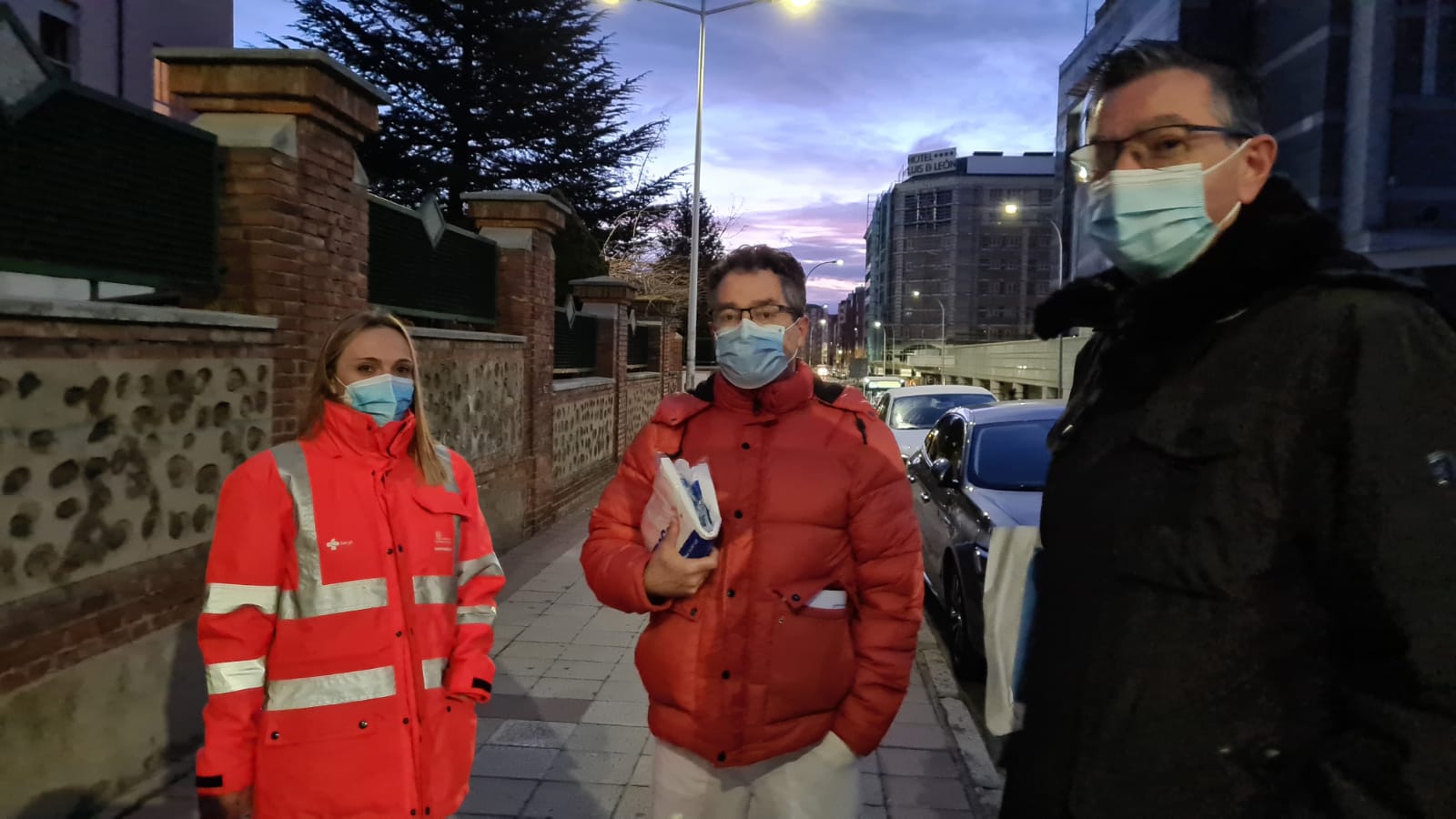 Los viales con la vacuna de Pfizer llegan a los diferentes puntos de la provincia pasadas las nueve de la mañana | En León capital los 150 residentes y los 50 trabajadores de la residencia San José se convierten en la primera línea en recibir la dosis. 