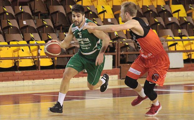 Una acción del derbi entre Reino de León y Basket León.