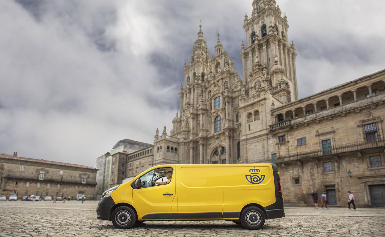 Una furgoneta de Correos en Santiago de Compostela. 