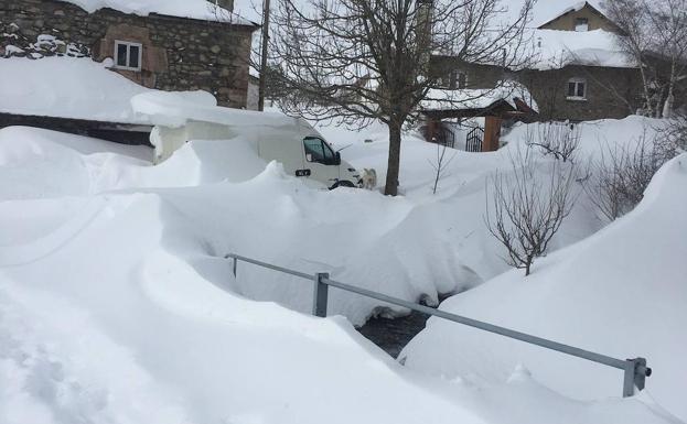 La nieve caída los últimos días en las zonas de la montaña leonesa ha cubierto por completo carreteras y aceras de pueblos como Torrestío.