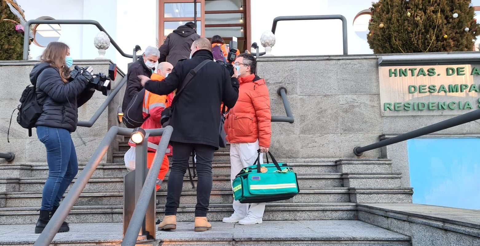 Los viales con la vacuna de Pfizer llegan a los diferentes puntos de la provincia pasadas las nueve de la mañana | En León capital los 150 residentes y los 50 trabajadores de la residencia San José se convierten en la primera línea en recibir la dosis. 