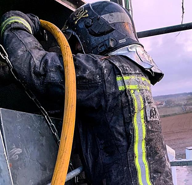Bomberos de León sofocando las llamas.