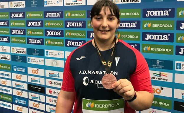 Mónica Borraz posa con una de las medallas logradas este año.