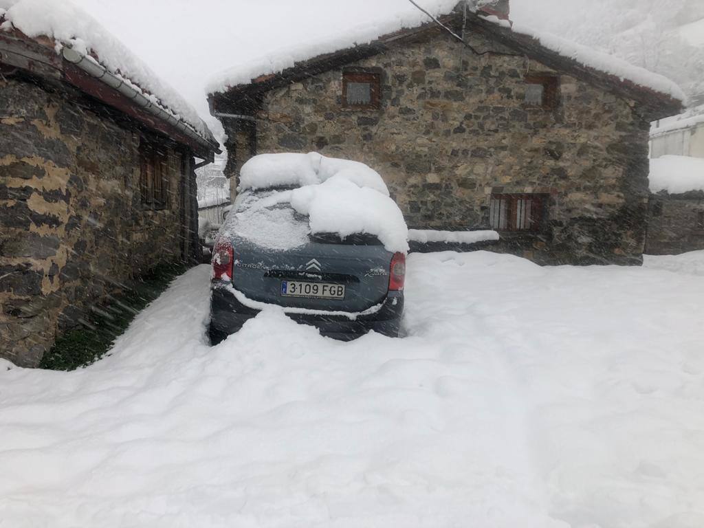 Fotos: Picos de Europa comienza el año bajo la nieve