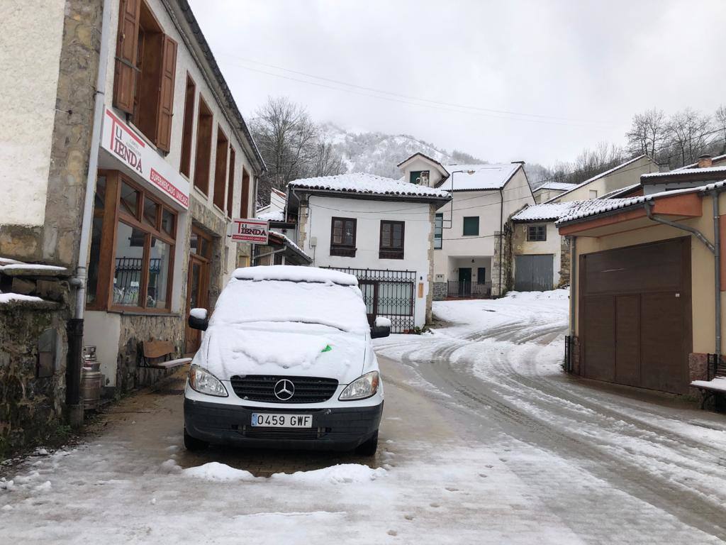 Fotos: Picos de Europa comienza el año bajo la nieve